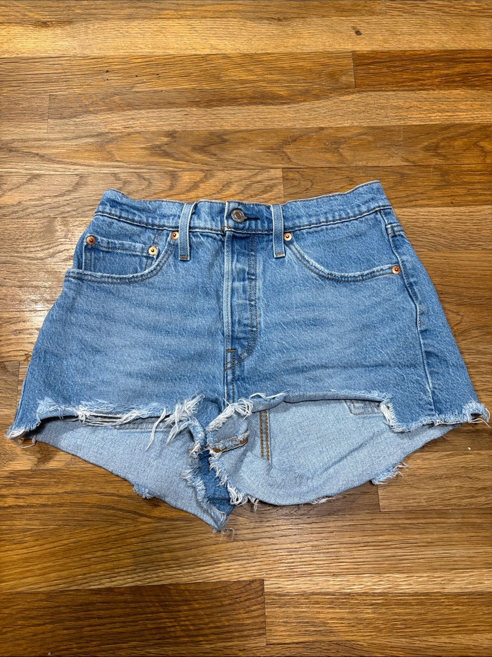 LEVIS buttinfly 501 jean shorts